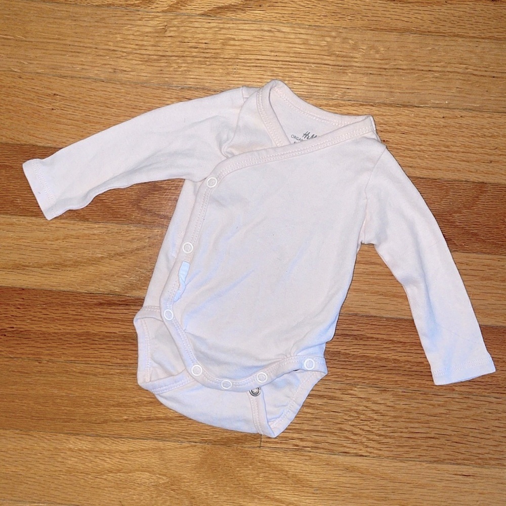 H&M Tiny Light Pink Onesie‎ Size 0-1M Like New​